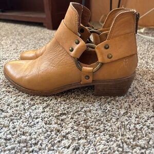 Frye Ray Back Zip. Excellent Condition